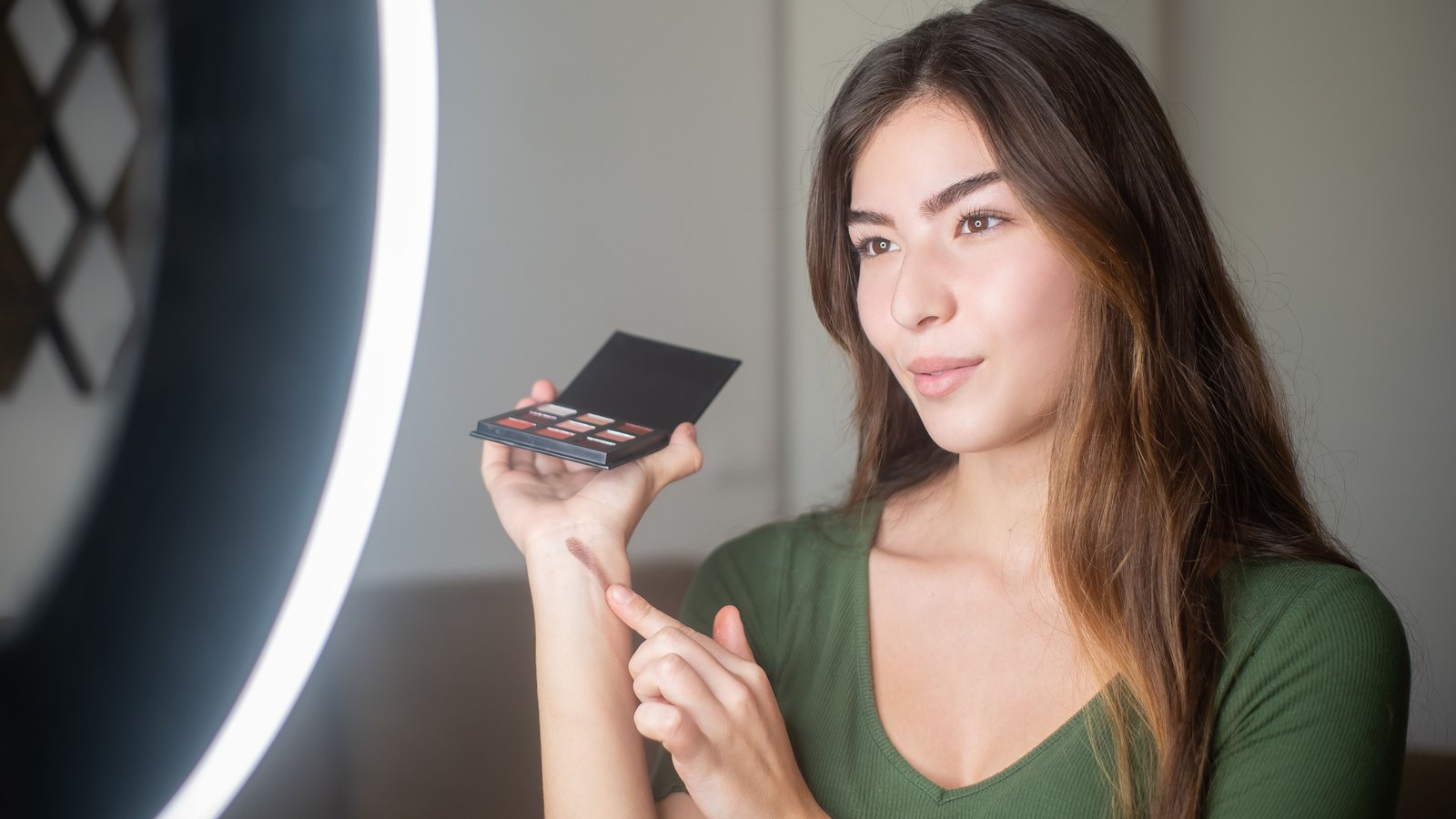 Beauty content creator filming a cosmetics product with a smartphone on a tripod — Influencer Marketing for Beauty & Cosmetics Brands