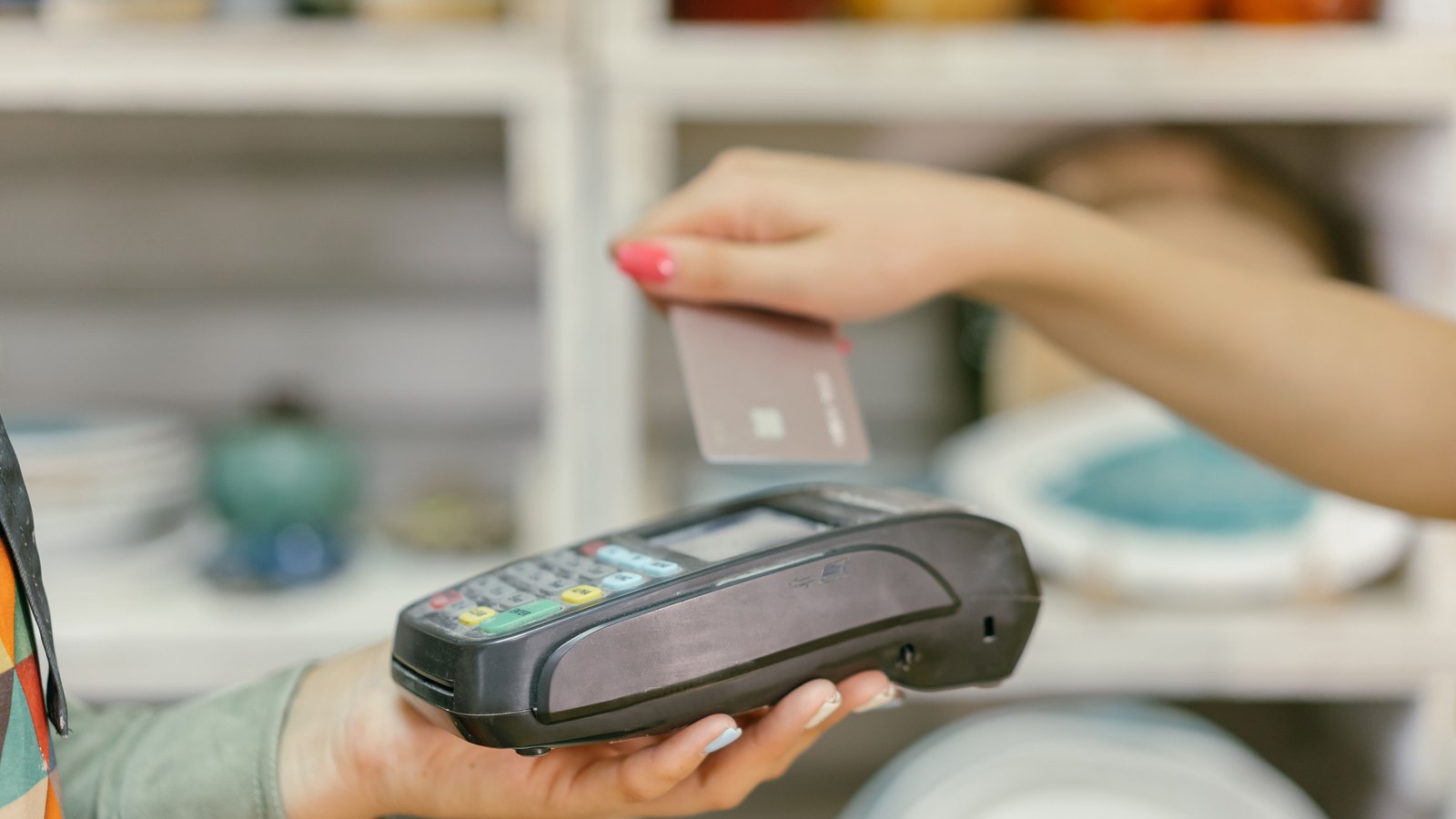 Customer paying with a contactless bank card on a payment terminal — Ratin Partners with Finpay on Advertising Card Infrastructure